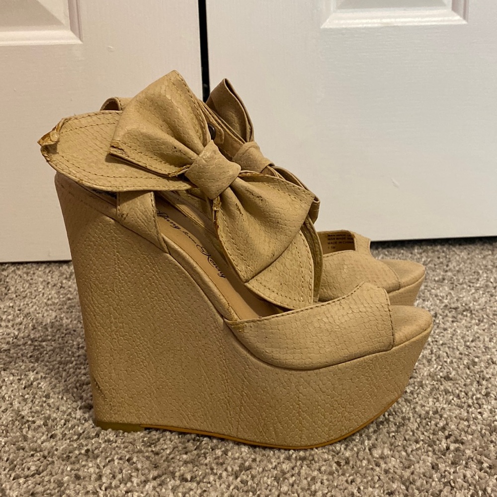 Tan wedges with bow detail